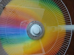 如何制作彩虹风扇的做法 儿童自制彩虹的方法实验