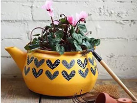 旧烧水壶改造DIY花盆 自制水壶造型花盆的方法