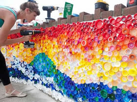 美丽彩虹墙的制作方法 塑料瓶盖DIY彩虹墙饰
