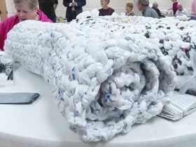 呼吁环境保护：把塑料袋编织成流浪汉的睡垫