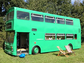 双层巴士改造旅馆图片 旧公交车DIY移动旅馆