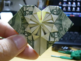 怎么折纸美元爱心 带星星图案纸币爱心的折法