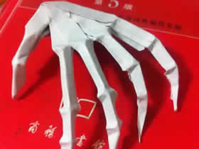 怎么折纸骷髅手骨图解 万圣节恶搞手骨的折法