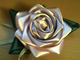 怎么做缎带玫瑰花饰品 缎带手工制作玫瑰花图解