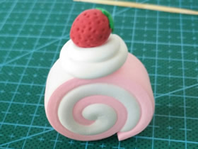 怎么做超轻粘土草莓蛋糕卷的制作图解教程