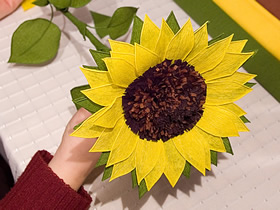 怎么做逼真皱纹纸向日葵的手工制作方法教程