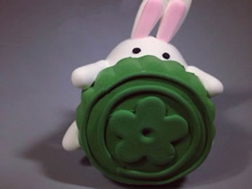 怎么做中秋节抱着月饼的小白兔粘土制作教程