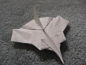 怎么折纸可以飞的战斗机的折法图解教程