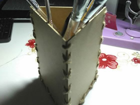 硬纸板手工制作三角形笔筒的方法