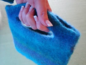 用羊毛纱线创意制作羊毛毡手提袋的方法