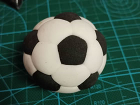 简单粘土足球的制作方法