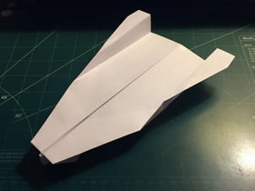 快速、长距离纸飞机的折纸方法图解