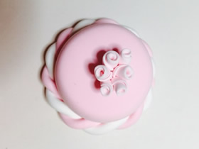 怎么用粘土做粉色带花蛋糕的方法教程