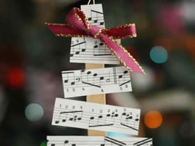 怎么用卡纸简单做圣诞树挂饰的方法图解