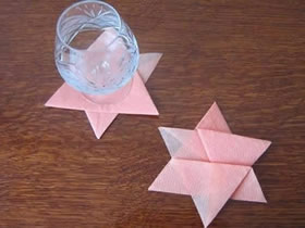 怎么用餐巾纸折纸星星杯垫的方法图解