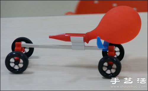 利用反作用力原理制作气球喷气玩具车- www.aizhezhi.com