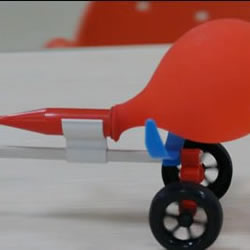 利用反作用力原理制作气球喷气玩具车