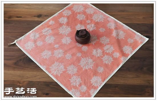 用方布包扎茶壶的方法 茶壶的包法图解教程- www.aizhezhi.com