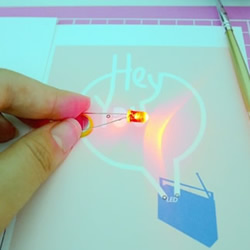 利用导电颜料DIY制作会发光的卡片
