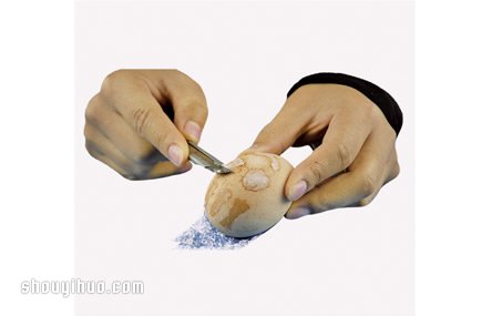 化学小实验：不用画笔在鸡蛋上画画- www.aizhezhi.com