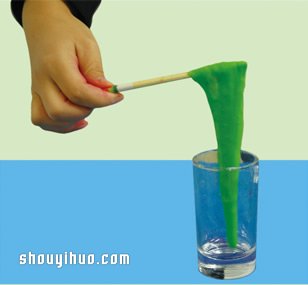 化学小实验：硼砂和白胶制作好玩“果冻”- www.aizhezhi.com