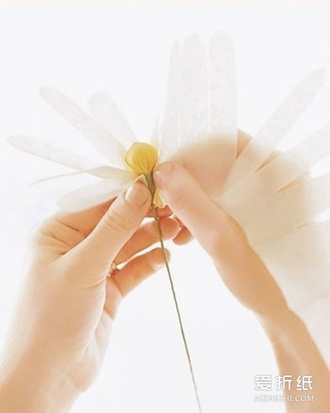 如何制作皱纹纸花 简单皱纹纸花的做法图解- www.aizhezhi.com