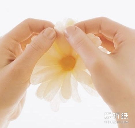 如何制作皱纹纸花 简单皱纹纸花的做法图解- www.aizhezhi.com