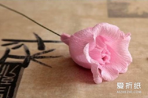 如何折纸皱纹纸花 手工皱纹纸花的折法图解- www.aizhezhi.com