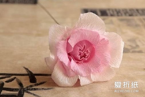 如何折纸皱纹纸花 手工皱纹纸花的折法图解- www.aizhezhi.com