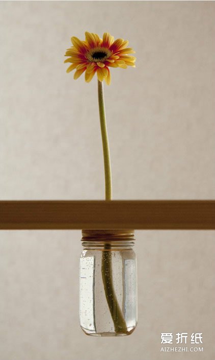 如何用玻璃瓶在桌子上制作不占空间的花瓶- www.aizhezhi.com