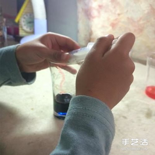 色彩分层小实验 利用了溶液密度的不同- www.aizhezhi.com