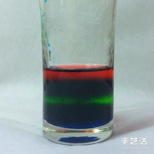 色彩分层小实验 利用了溶液密度的不同- www.aizhezhi.com