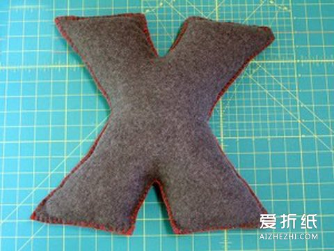 不织布字母靠枕DIY 布艺字母抱枕的做法- www.aizhezhi.com