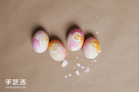 利用水彩彩绘和纹身贴纸DIY漂亮的鸡蛋装饰品- www.aizhezhi.com