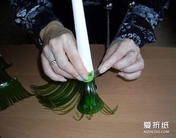 雪碧瓶子做圣诞树 手工制作雪碧瓶圣诞树- www.aizhezhi.com