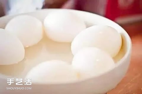 复活节彩蛋制作基础：把蛋白和蛋黄吹出的方法- www.aizhezhi.com