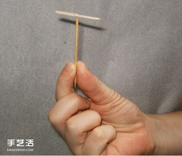 简易竹蜻蜓的制作方法 雪糕棍做竹蜻蜓的教程- www.aizhezhi.com