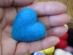 怎么制作羊毛毡爱心 用冰格做毛毡心形的方法