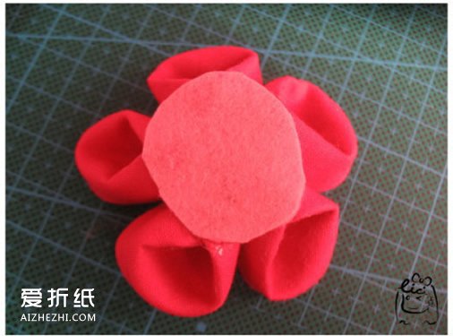 怎么做樱花胸花的方法 手工布艺制作樱花胸花- www.aizhezhi.com