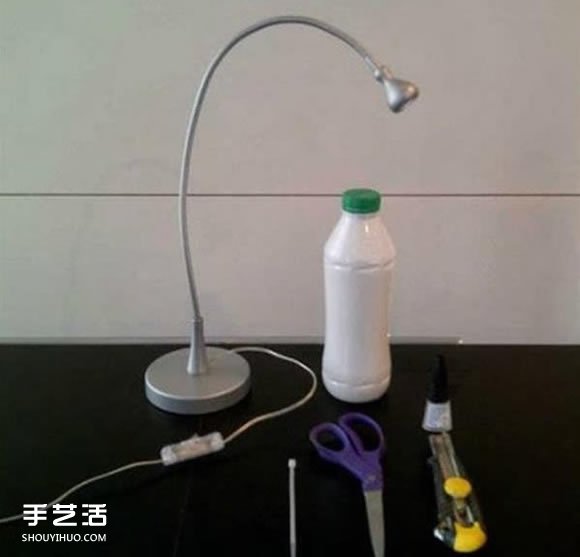 塑料酸奶瓶废物利用手工制作台灯灯罩的方法- www.aizhezhi.com