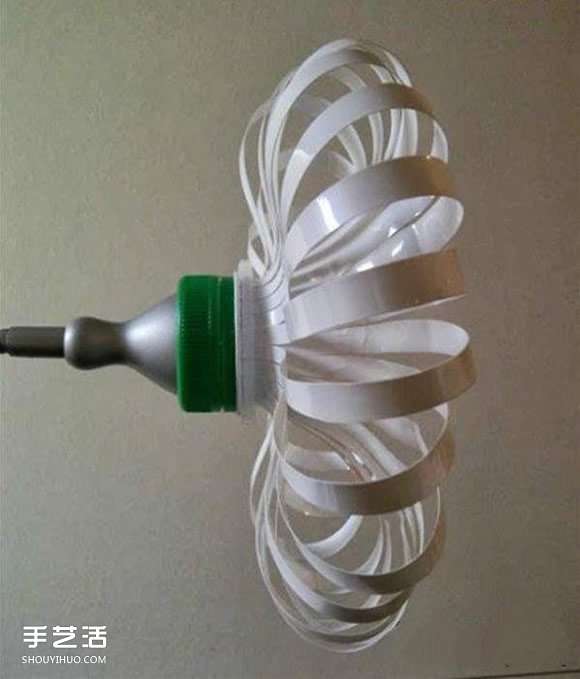 塑料酸奶瓶废物利用手工制作台灯灯罩的方法- www.aizhezhi.com