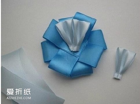 怎么用缎带制作花朵 手工缎带胸花DIY图解- www.aizhezhi.com