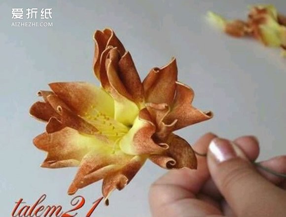 海绵纸花朵手工制作图解 怎么用海绵纸做仿真花- www.aizhezhi.com