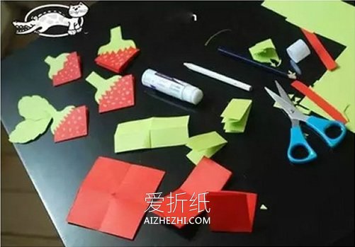 怎么剪纸制作草莓图解 儿童草莓挂饰剪纸方法- www.aizhezhi.com