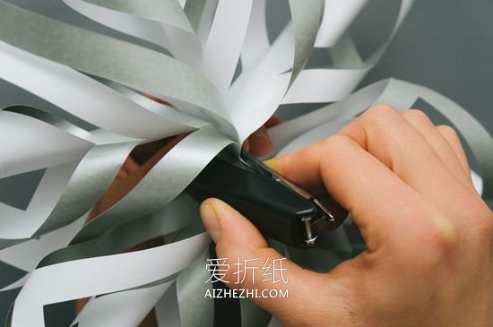 怎么剪纸立体雪花图解 手工剪纸立体雪花教程- www.aizhezhi.com