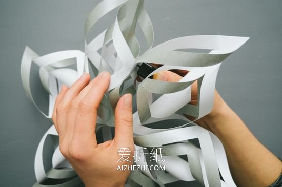 怎么剪纸立体雪花图解 手工剪纸立体雪花教程- www.aizhezhi.com