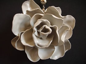 怎么做塑料花项链坠 一次性勺子制作玫瑰花项链