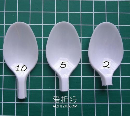 怎么做塑料花项链坠 一次性勺子制作玫瑰花项链- www.aizhezhi.com