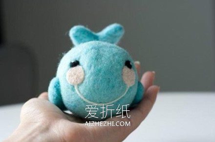 怎么用羊毛毡制作小鲸鱼 宝宝鲸鱼摇铃手工制作- www.aizhezhi.com