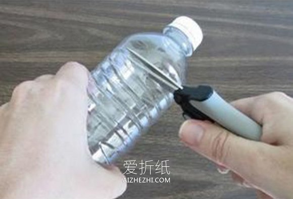 怎么用矿泉水瓶做花 手工制作塑料花的方法- www.aizhezhi.com